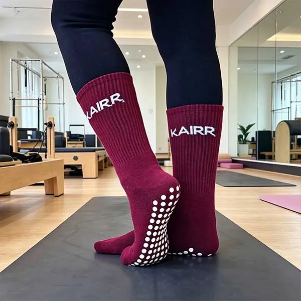 High Quality Anti Slip Crew Designer Cotton Sports Unisex Slouch Embroidered Custom Grip Yoga Pilates Socks Terry Cushion Bottom